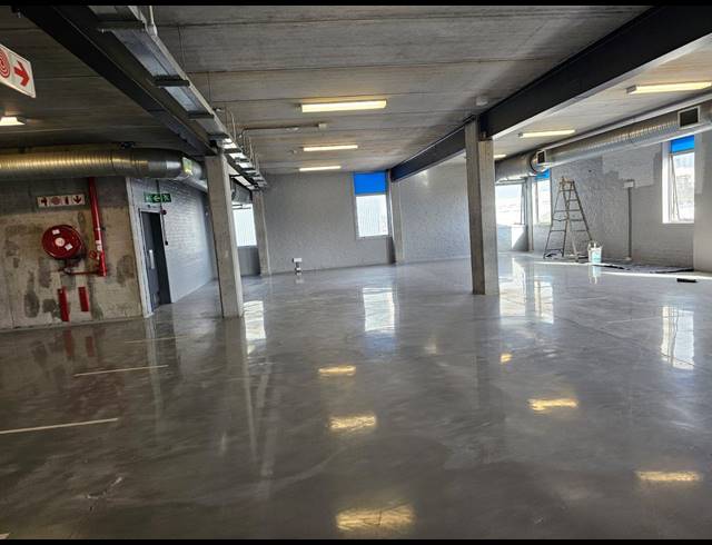 688M² OFFICE TO LET IN PAARDEN EILAND